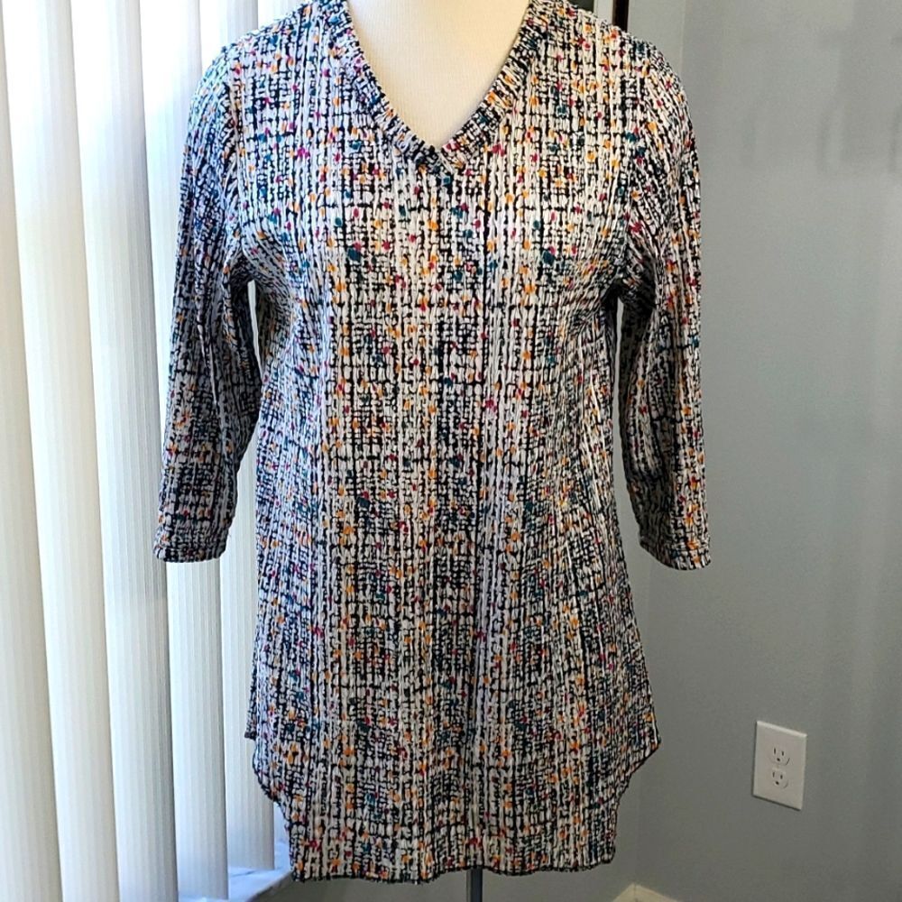 Trisha Tyler tunic top, size Medium. Beautiful colors. 3/4 sleeves. Easy care.